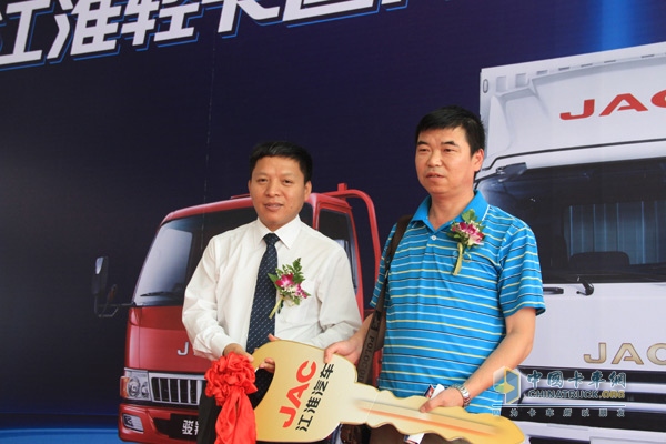 佘總為購(gòu)車用戶頒發(fā)金鑰匙
