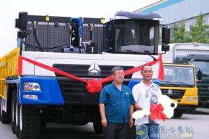 國內(nèi)第一輛歐Ⅴ雙置發(fā)動(dòng)機(jī)特種車底盤交付用戶