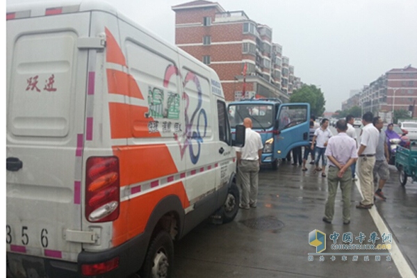 超越C300舞臺宣傳車展開就是舞臺，簡單的演出游刃有余