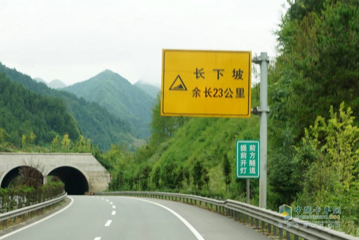 測試過半 奔馳卡車油耗測試車到達成都
