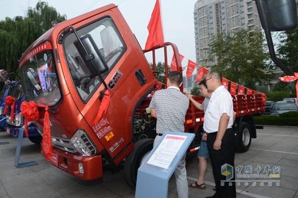 時代汽車2014年中商務(wù)會樣車展示區(qū)，參會代表正在了解康瑞H3車型的性能及配置