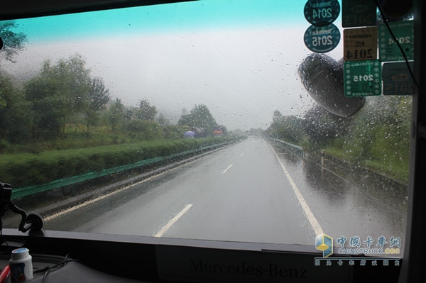 遇到下雨，奔馳卡車冒雨前進(jìn)