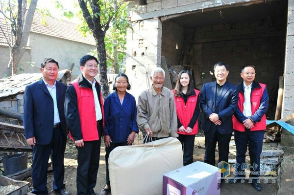 南京依維柯躍進品牌總監(jiān)張陵與山東省臨沂市沂水縣人民政府王副縣長為“中國躍進品牌第一村”揭幕