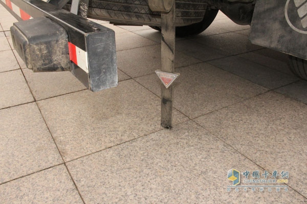福田奧鈴CTX 141馬力4×2危險(xiǎn)品運(yùn)輸車（BJ5049XRQ-FA）