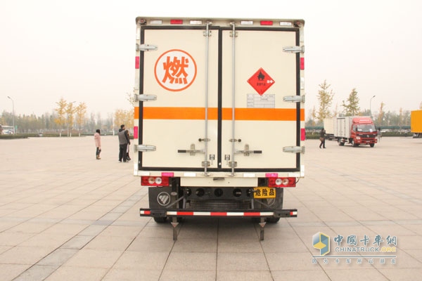 福田奧鈴CTX 141馬力4×2危險(xiǎn)品運(yùn)輸車（BJ5049XRQ-FA）