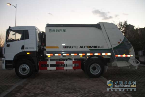 一汽解放青島 悍V 190馬力 4×2 國(guó)四壓縮式垃圾車(chē)