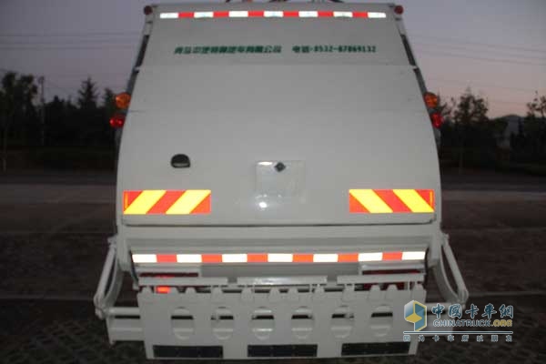 一汽解放青島 悍V 190馬力 4×2 國(guó)四壓縮式垃圾車(chē)