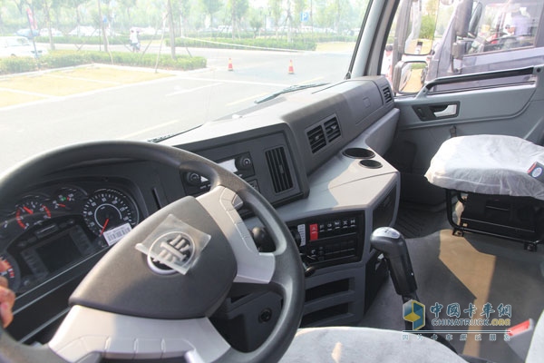 一汽解放青島 天V 350馬力 6×4 國四牽引車CA4256P2K2T1E4A80
