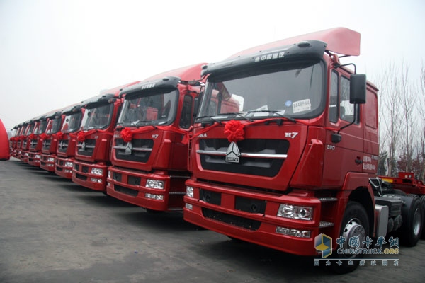 中國(guó)重汽商用車20輛國(guó)四牽引車交付大連港集益物流2