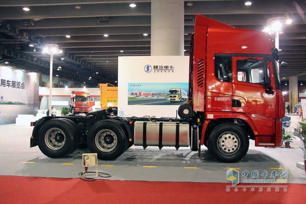 廣州車展；陜汽重卡攜德龍牽引車和智能渣土車亮相