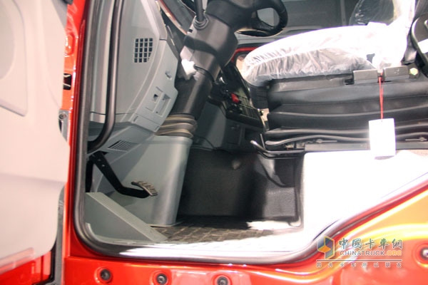 廣州車展；陜汽重卡攜德龍牽引車和智能渣土車亮相