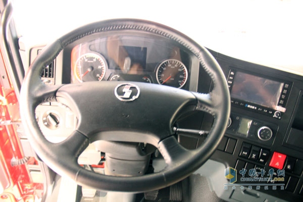 廣州車展；陜汽重卡攜德龍牽引車和智能渣土車亮相