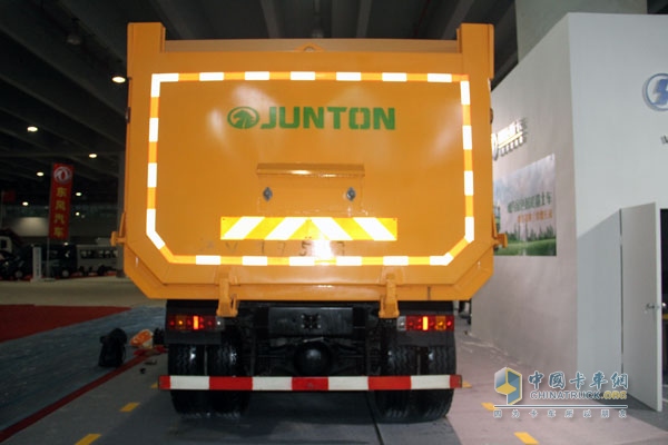 廣州車展；陜汽重卡攜德龍牽引車和智能渣土車亮相