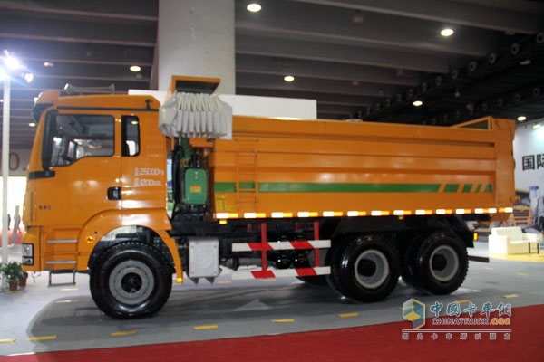 廣州車展；陜汽重卡攜德龍牽引車和智能渣土車亮相