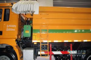廣州車展；陜汽重卡攜德龍牽引車和智能渣土車亮相
