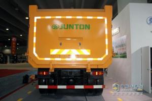 廣州車展；陜汽重卡攜德龍牽引車和智能渣土車亮相