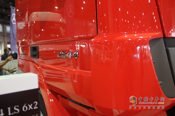 奔馳 Actros重卡 435馬力 6×2 牽引車（黑曜石）(型號2644)