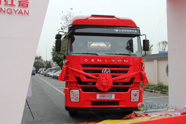 上汽依維柯紅巖 杰獅LNG 457馬力 6×2 牽引車