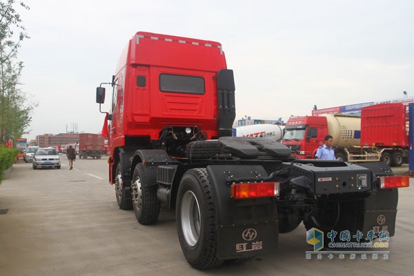 上汽依維柯紅巖 杰獅M100 430馬力 6×2 牽引車