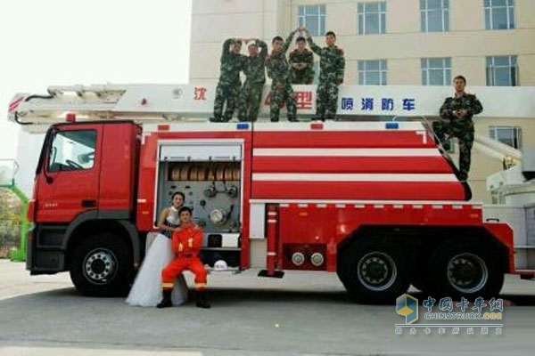 奔馳Actros消防車見(jiàn)證愛(ài)情