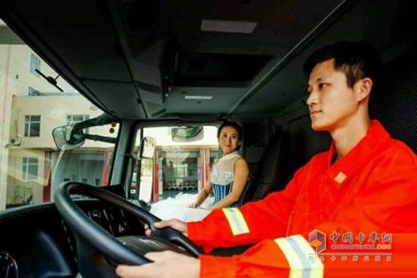 奔馳Actros消防車見(jiàn)證愛(ài)情