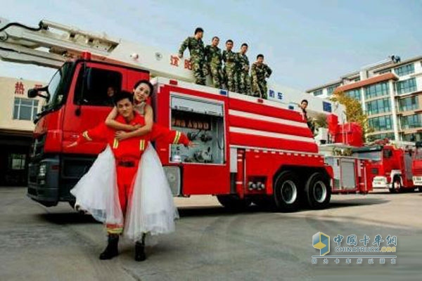 奔馳系列消防車專用底盤(pán)是奔馳先進(jìn)設(shè)計(jì)、精湛工藝及卓越品質(zhì)的結(jié)晶