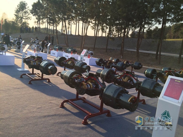 中國重汽產(chǎn)品三大總成 發(fā)動機、變速箱與車橋展示