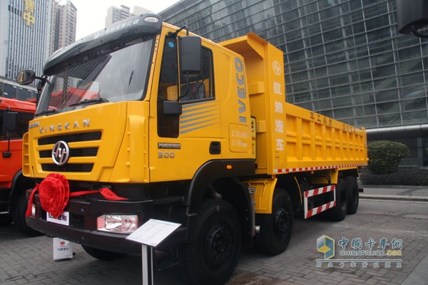 上汽依維柯紅巖新金剛 8×4  300馬力國(guó)Ⅳ自卸車(chē)