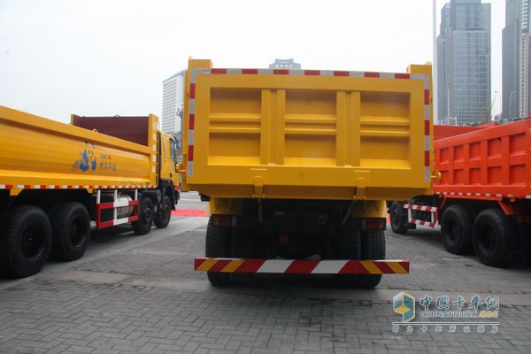 上汽依維柯紅巖新金剛 8×4  300馬力國(guó)Ⅳ自卸車(chē)