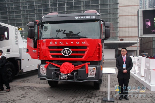 上汽依維柯紅巖杰獅 4×2 350馬力國IV城市主戰(zhàn)消防車