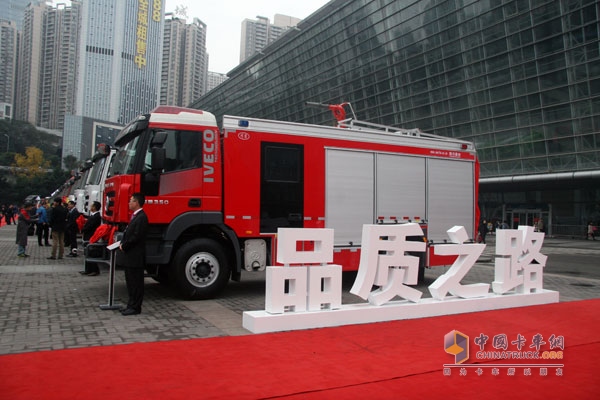 上汽依維柯紅巖杰獅 4×2 350馬力國IV城市主戰(zhàn)消防車