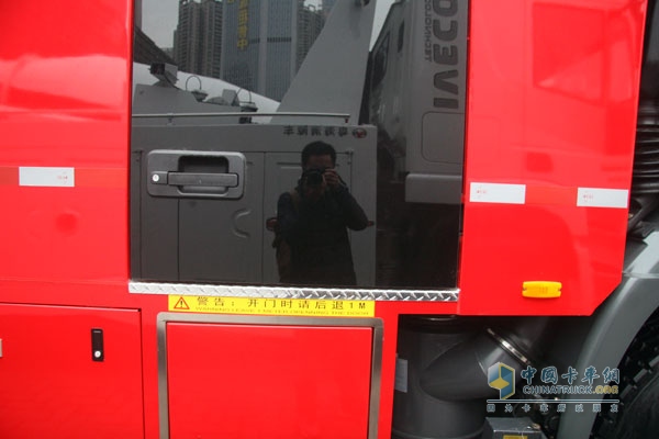 上汽依維柯紅巖杰獅 4×2 350馬力國IV城市主戰(zhàn)消防車