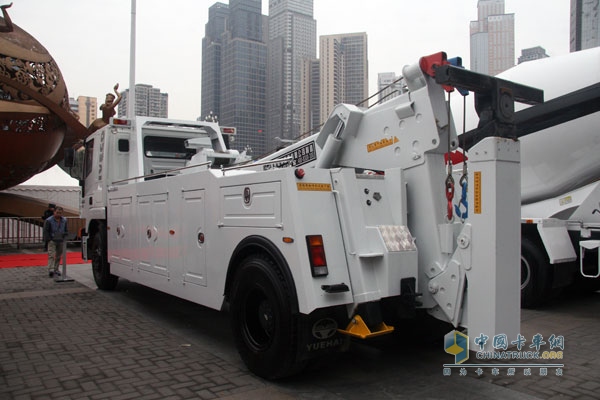 上汽依維柯紅巖杰獅 4×2  290馬力國Ⅳ清障車