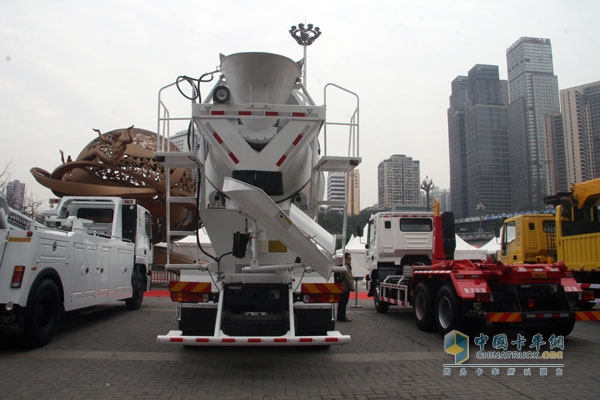 上汽依維柯紅巖杰獅 6×4 350馬力國Ⅳ攪拌車