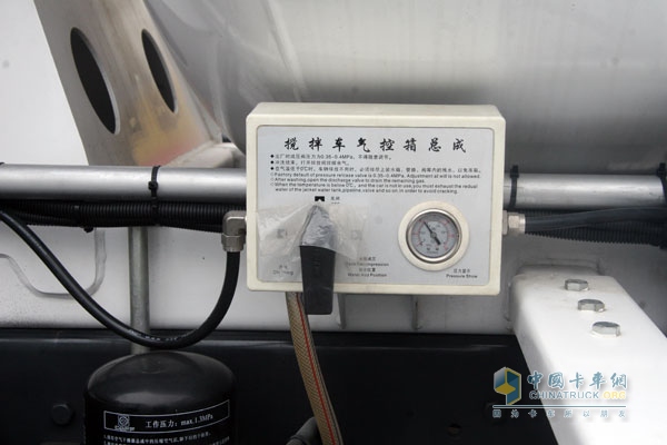 上汽依維柯紅巖杰獅 6×4 350馬力國Ⅳ攪拌車