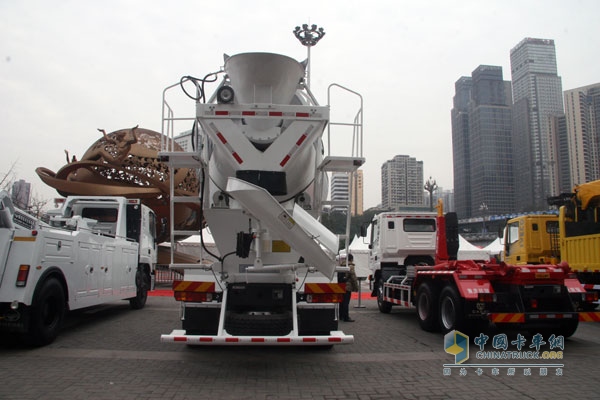 上汽依維柯紅巖杰獅 6×4 350馬力國Ⅳ攪拌車