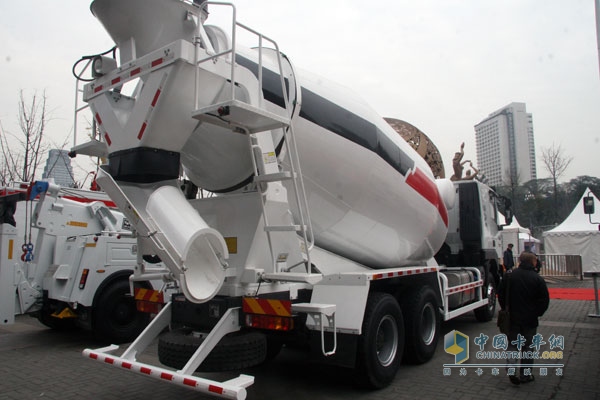 上汽依維柯紅巖杰獅 6×4 350馬力國Ⅳ攪拌車