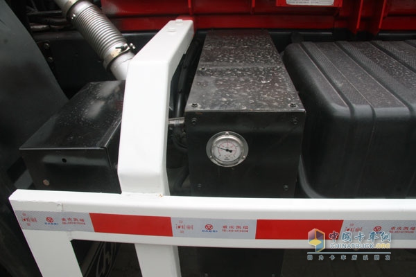 上汽依維柯紅巖新金剛 6×4  280馬力國Ⅴ天然氣自卸式垃圾車