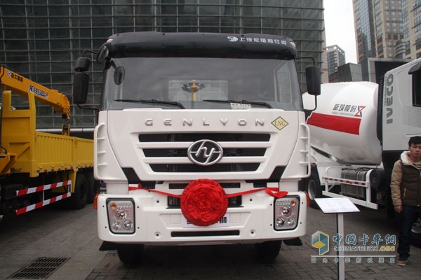 上汽依維柯紅巖新金剛 6×4  280馬力國Ⅴ天然氣自卸式垃圾車