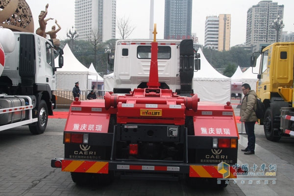 上汽依維柯紅巖新金剛 6×4  280馬力國Ⅴ天然氣自卸式垃圾車