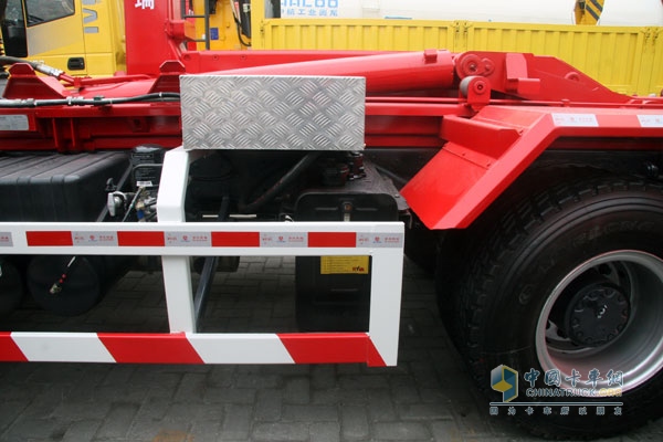上汽依維柯紅巖新金剛 6×4  280馬力國Ⅴ天然氣自卸式垃圾車