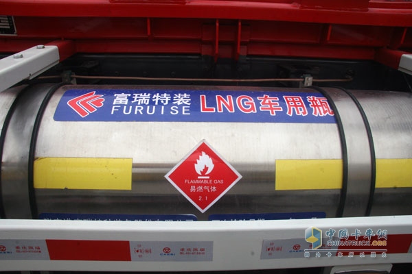上汽依維柯紅巖新金剛 6×4  280馬力國Ⅴ天然氣自卸式垃圾車