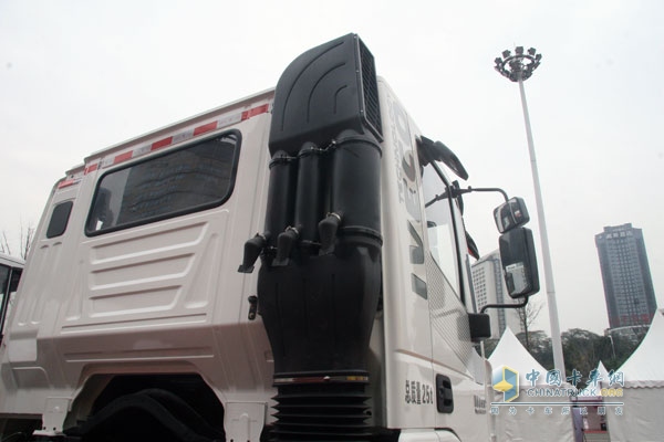 上汽依維柯紅巖新金剛 6×4  280馬力國Ⅴ天然氣自卸式垃圾車