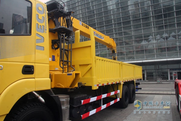 上汽依維柯紅巖杰獅 6×4 290馬力 國Ⅳ隨車起重運輸車