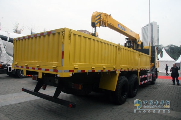 上汽依維柯紅巖杰獅 6×4 290馬力 國Ⅳ隨車起重運輸車