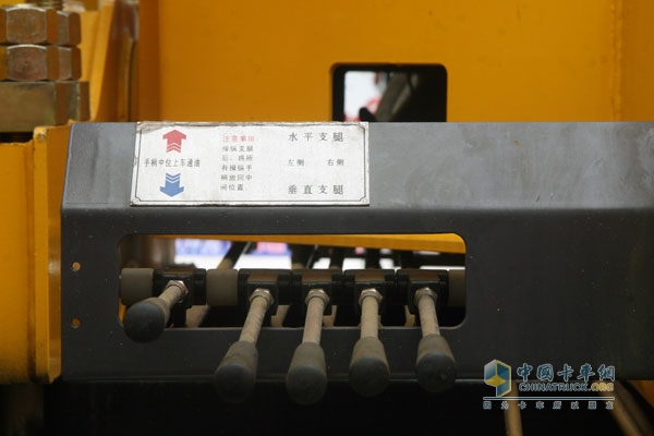 上汽依維柯紅巖杰獅 6×4 290馬力 國Ⅳ隨車起重運輸車