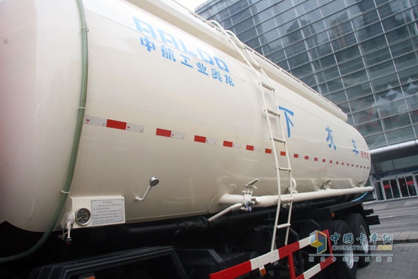 上汽依維柯紅巖杰獅 8×4 390馬力國Ⅳ粉粒物料車