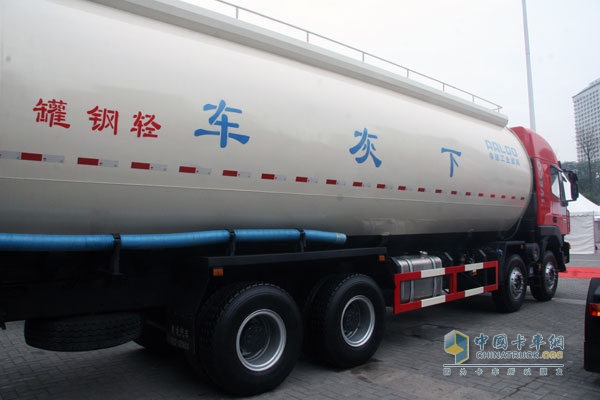 上汽依維柯紅巖杰獅 8×4 390馬力國Ⅳ粉粒物料車