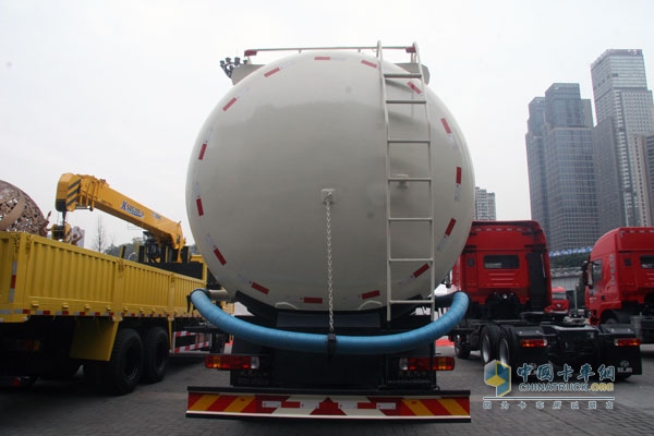 上汽依維柯紅巖杰獅 8×4 390馬力國Ⅳ粉粒物料車