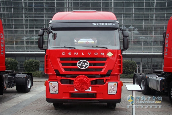 上汽依維柯紅巖杰獅 6×2  350馬力天然氣牽引車